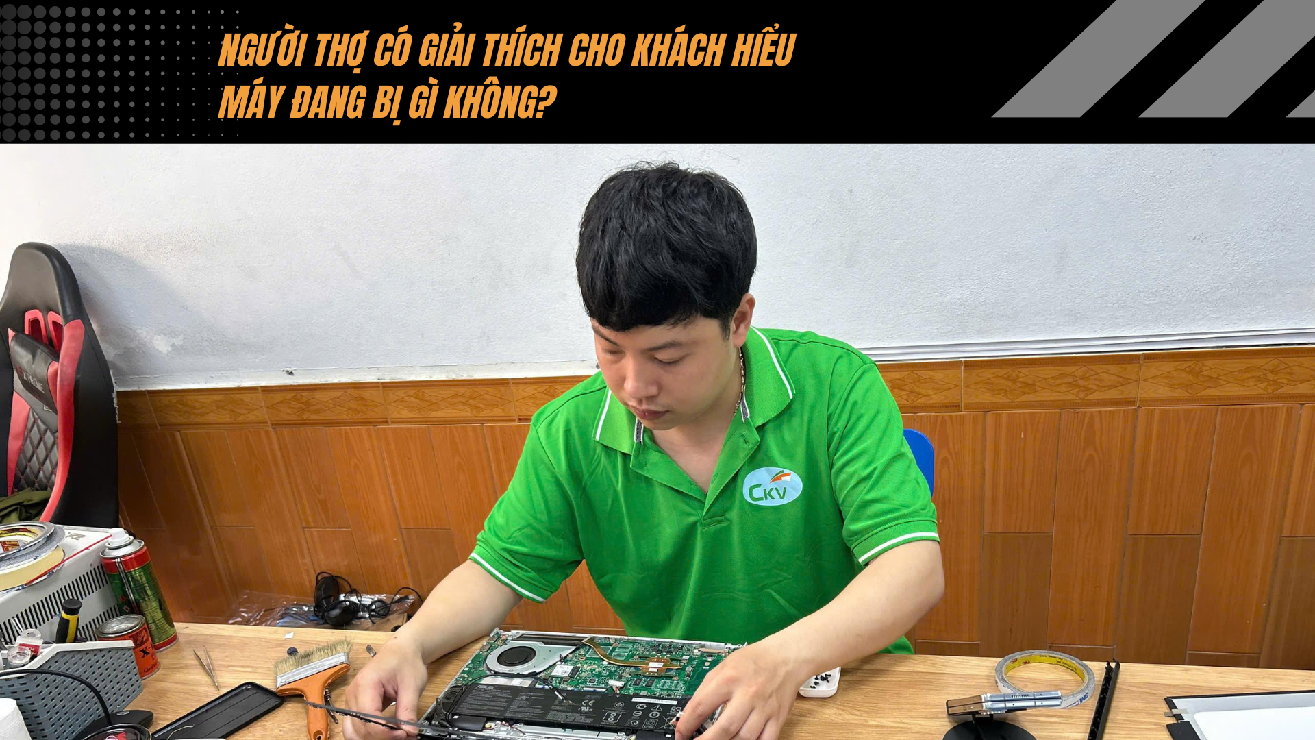Người thợ có giải thích cho khách hiểu máy đang bị gì không?